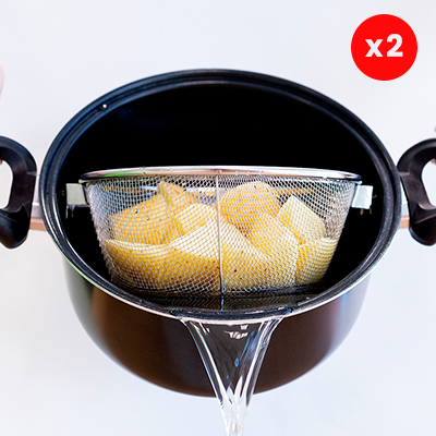 Auto Strain Pot | Il filtro incorporato trattiene l'acqua nella casseruola in modo tale da poter servire qualsiasi pietanza asciutta senza gocciolare dappertutto.