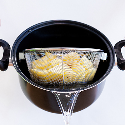 Auto Strain Pot | Il filtro incorporato trattiene l'acqua nella casseruola in modo tale da poter servire qualsiasi pietanza asciutta senza gocciolare dappertutto.