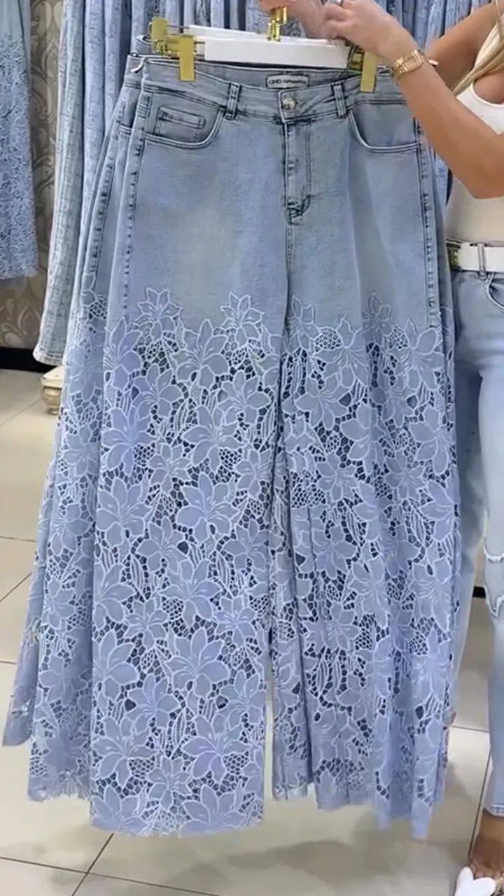 Floreal Jeans denim chiaro con pizzo floreale su gruccia