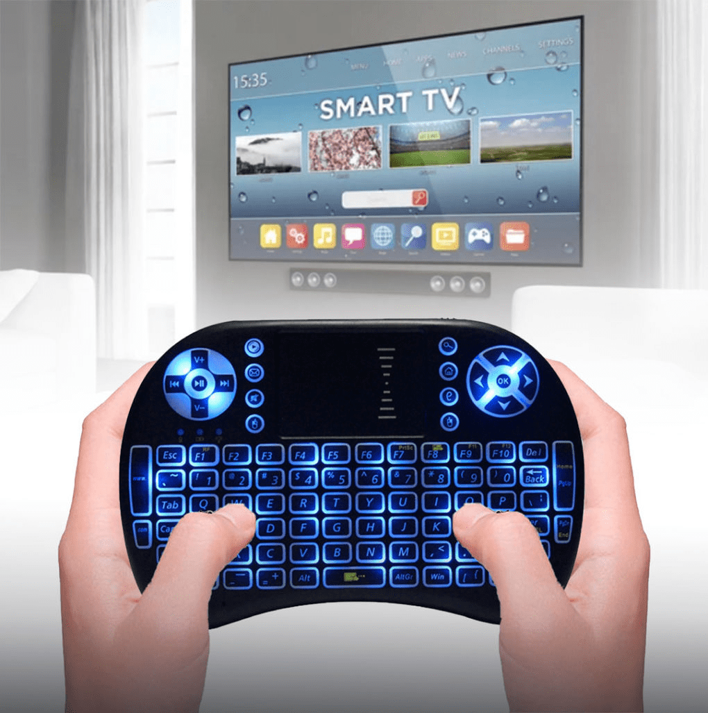 Mini Keyboard davanti a una Smart TV