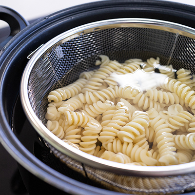  Auto Strain Pot | La pasta è cotta? È ora di scolarla! Auto Strain Pot è perfetta perché ha uno scolapasta incorporato.